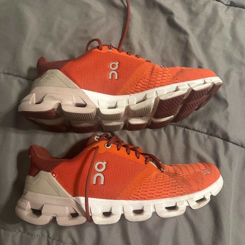 Red and brown on clouds (women’s)
